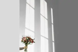 订婚第二天，未婚夫带回了我父母资助的贫困生。图片