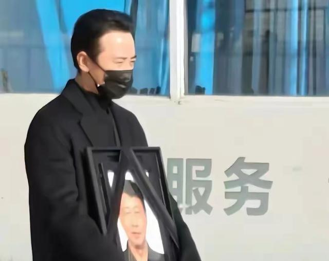 唐嫣穿黑色大衣出席公公的葬礼：罗晋和她互动正常，傅程鹏来帮忙