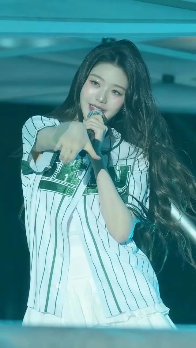 20岁的张元英这蕾丝肚兜和颈环越来越有人妻熟妇感了！还肥了不少