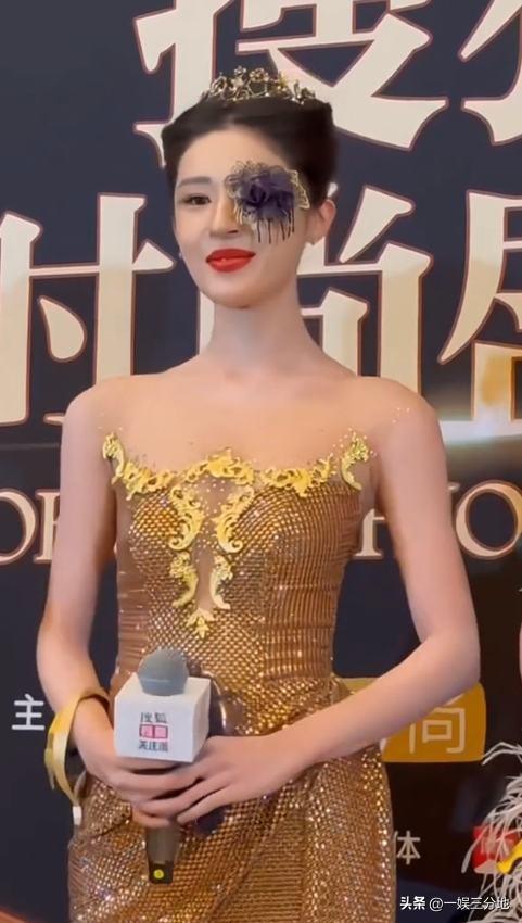 北京红毯	，摔跤、独眼龙造型、礼服搭棉鞋，走秀反成大型灾难现场