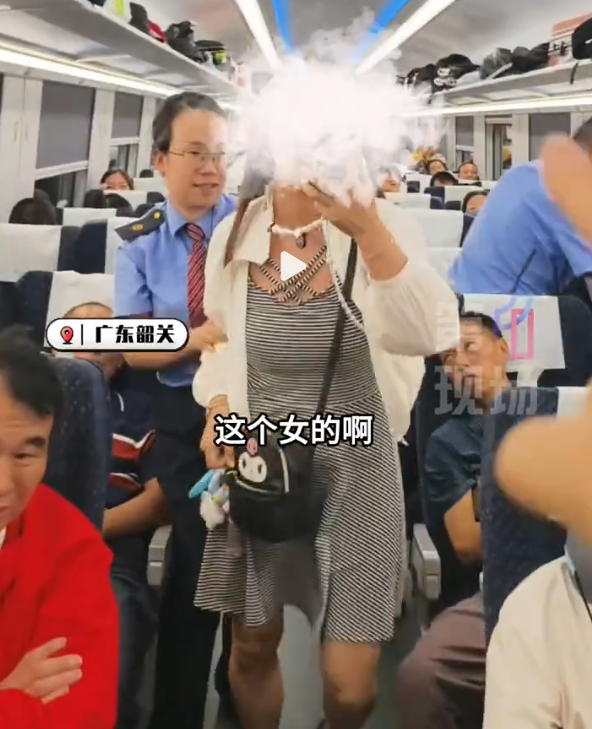 高铁臭脚女踩椅后续，发飙过程曝光，火辣打扮魔鬼身材，难怪猖狂