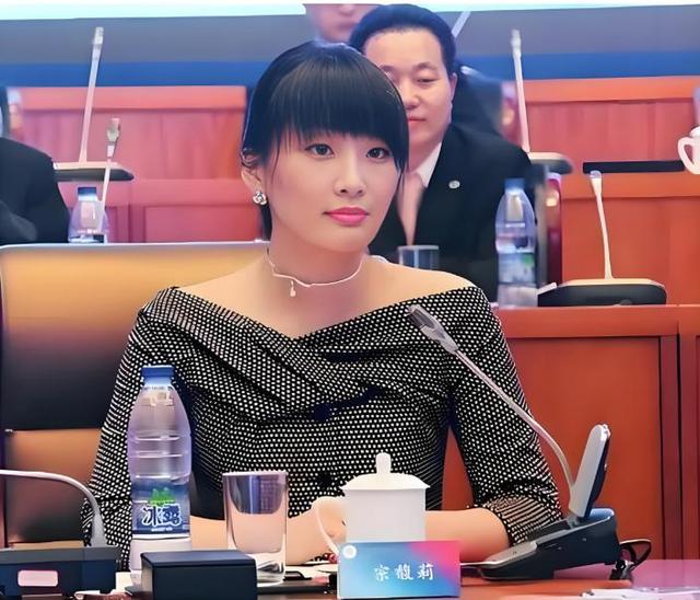 宣告卸任董事长仅半月，宗馥莉“新身份”曝光，宗泽后高兴早了
