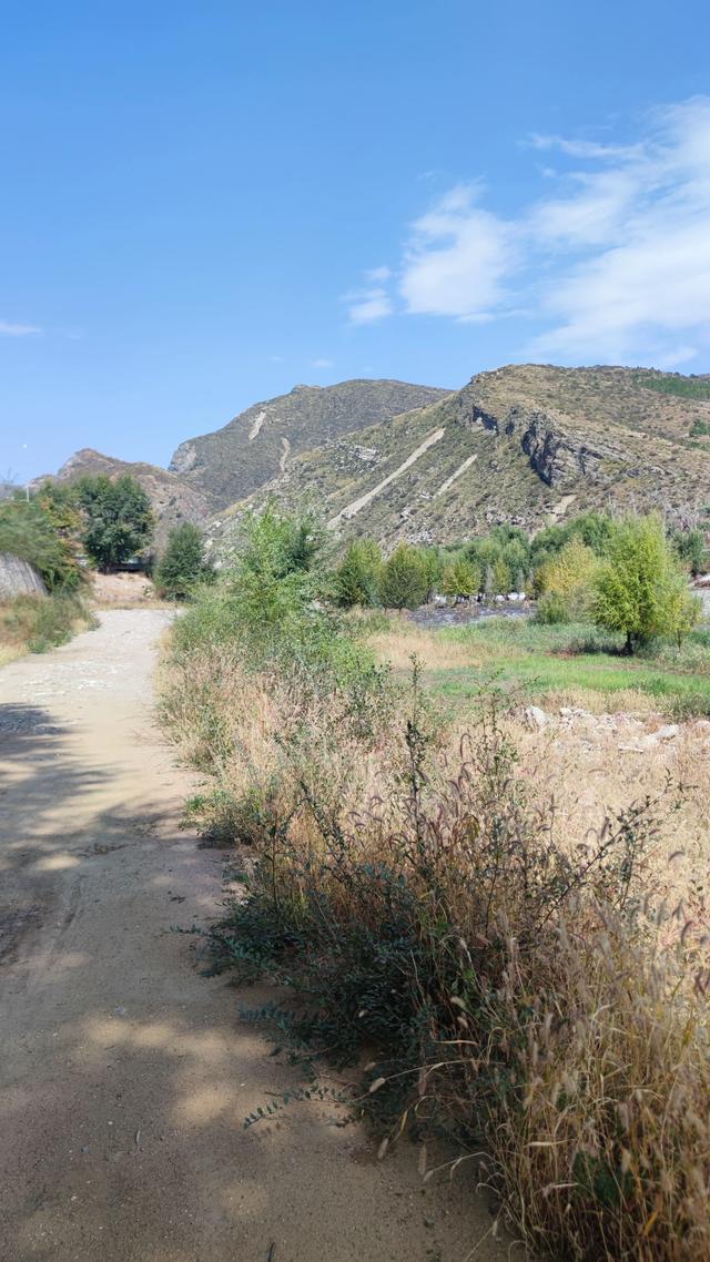 呼和浩特哈拉沁沟，一条小河从两山峡谷流出，步行只能走小路