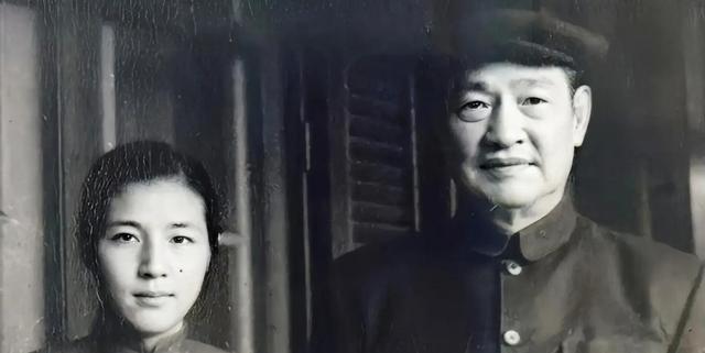 17岁嫁54岁将军，结婚32年怀孕16次，死后葬八宝山，名字家喻户晓