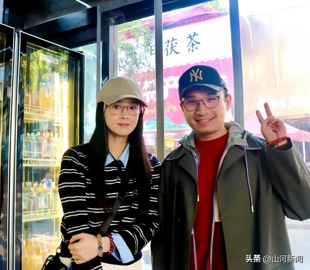 蒋欣现身西安，素颜脸蛋紧致瘦成皮包骨，深夜狂喝油汤炫羊肉串