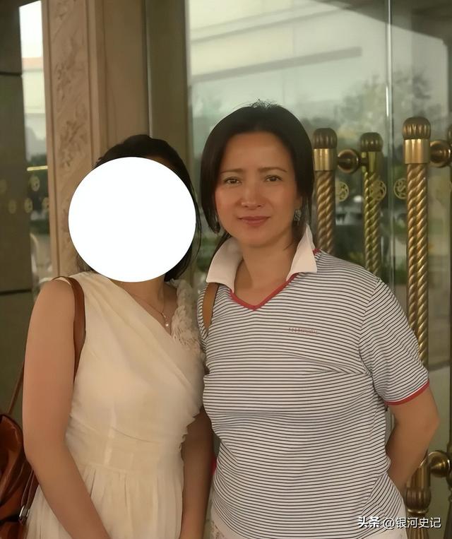 好友相继缅怀拼凑出，何晴生命最后时光：拮据、变样、舍不下儿子