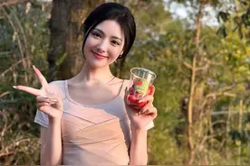 小姐姐瑜伽裤爬山第十七弹图片