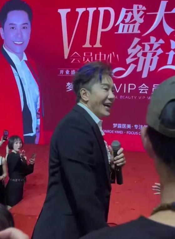 他8次上春晚，作死被捕入狱	，如今56岁无人问津，沦落到四处走穴