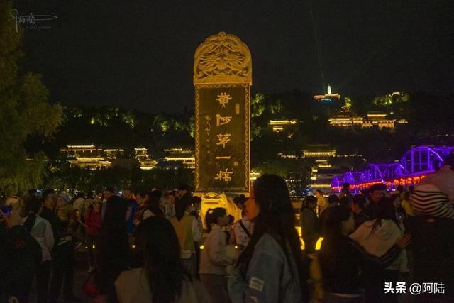 兰州最著名的黄河铁桥,其实是由三个国家合作而建,夜景灯光旖旎