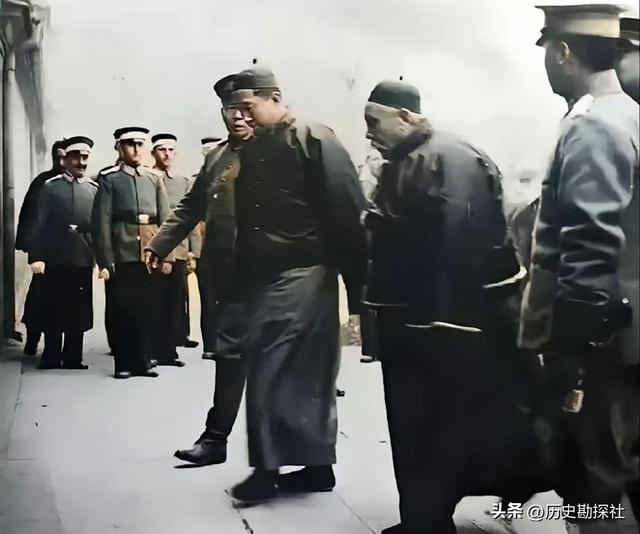 袁世凯的真实老照片：穿龙袍坐龙椅接受朝拜，姨太太确实漂亮！