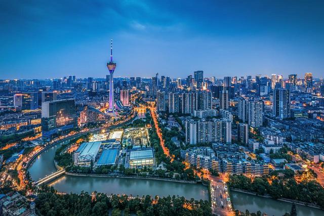 有人说，在成都面前，南京就是一座“小城市”，事实果真如此吗？