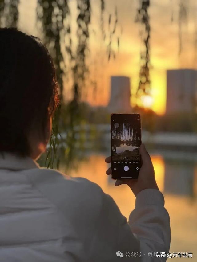 商丘日月湖景区：当橙红天幕吻过粼粼波光