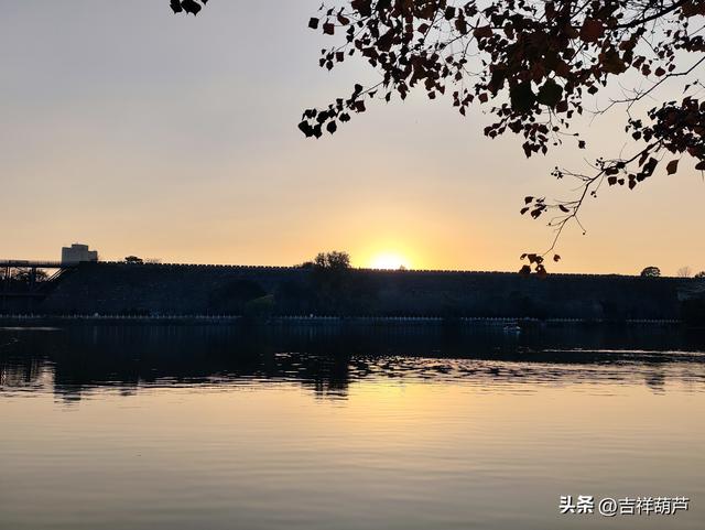 初冬‖钟山前湖月牙堤的日落，美的人移不开眼，停不下手拍摄！