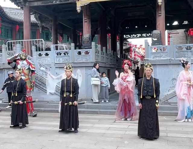 央企保利盘活榆次老城，汉服铠甲踩高跷登场，城隍庙县衙西园收费