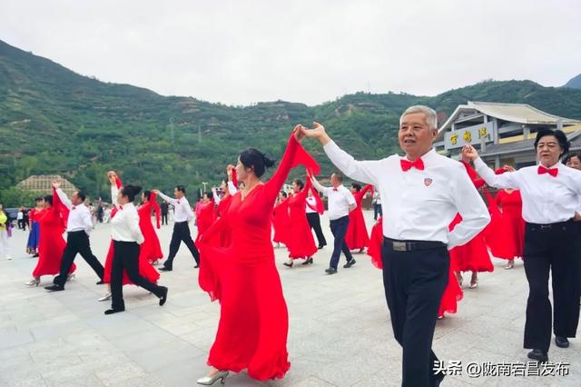 宕昌: 银发映丹霞 歌舞助文旅
