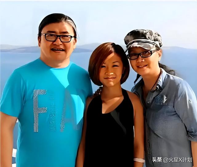 刘欢女儿举行婚礼！桌上摆了茅台，刘欢眼眶红了，新娘打扮掉价