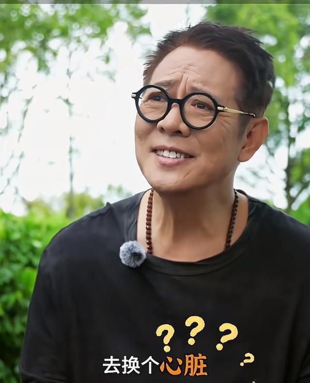 62岁李连杰带小女儿游九华山，不敢开美颜，缩着脖子走路老态龙钟