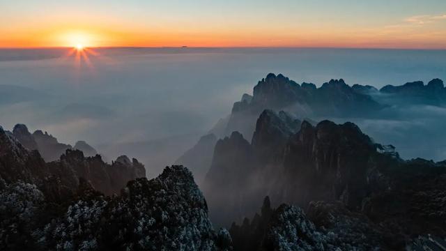 黄山冬日美景“开挂”雾凇、佛光、云海、日出日落出镜，美到失语