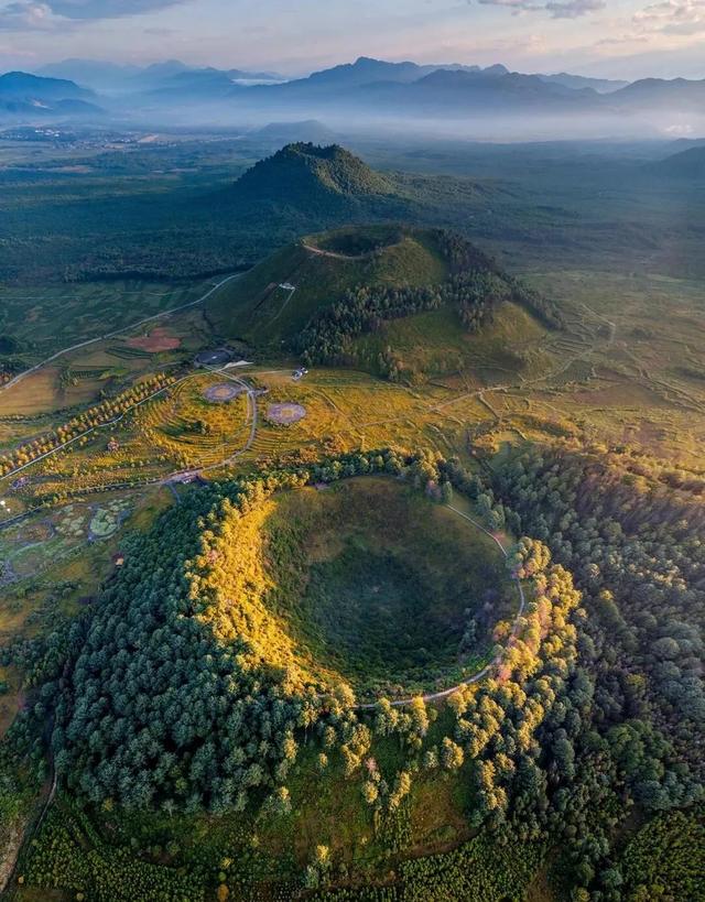 这座被99座活火山包围的边境小城,才是云南最值得去的地方