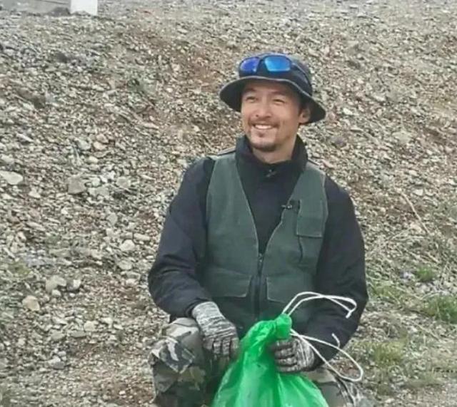 43岁胡歌涅槃归来，车祸伤疤成勋章，携经纪人妻女同框近况太解气 第16张