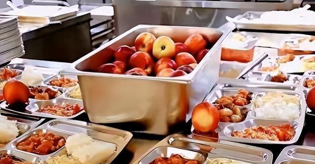 北京下了死命令，2027年底前，所有中小学必须告别“校外配餐”