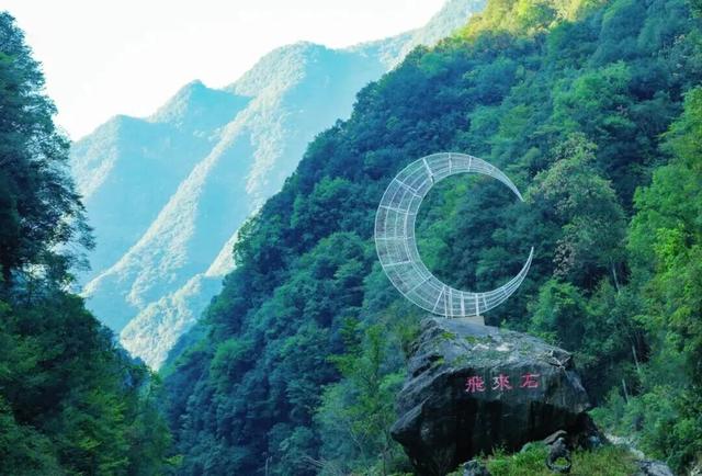 藏不住了！月亮峡的秋