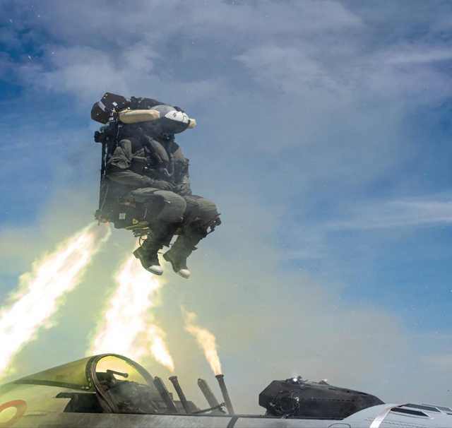 起飞前还在漏油！印度“光辉”战机迪拜坠毁，飞行员为何没跳伞？