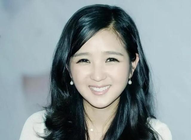 39岁何洁不忍直视，腋下勒出副乳肚子三层肉，要养4个娃操劳疲惫