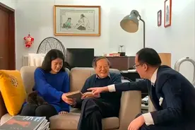 2024年，102岁杨振宁在北京别墅里留影，头发还很黑，翁帆长胖了图片