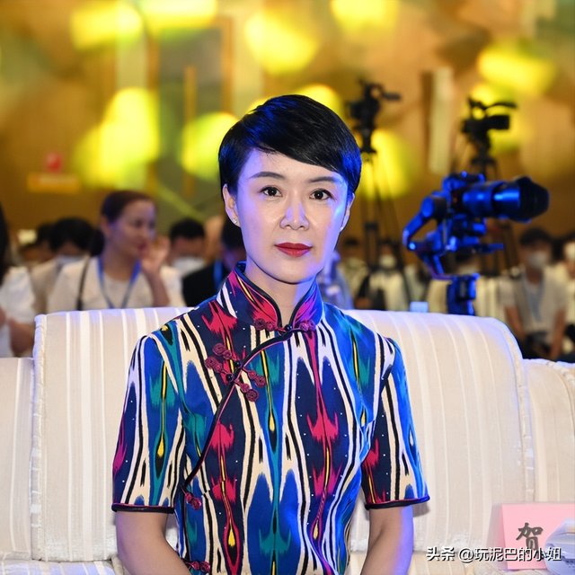 47岁贺娇龙去世！同学曝抢救过程，网友提醒成真	，此前疑早有征兆