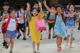2024大中小学暑假时间敲定，多地具体放假时间，引学生家长不满图片