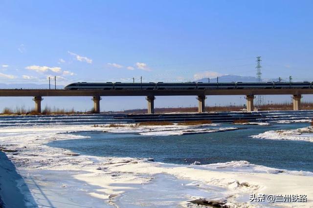 铁道风景线 | 黑河映铁骨，四季见风华