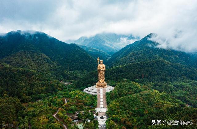 九华山景区窗外景色生动，层峦叠嶂山峰被薄雾笼罩，比想象中好看