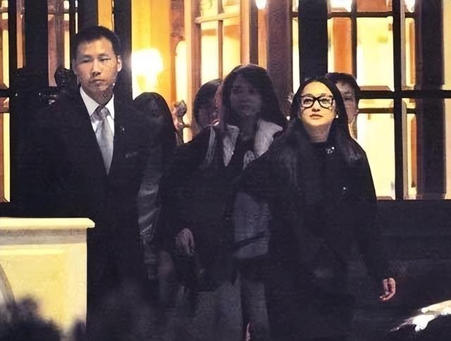 “京圈恶少”王烁：睡遍娱乐圈女星，殴打继母王艳，枪指刘涛老公