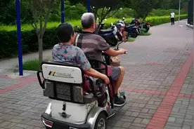 70岁以上的老年人，还能骑电动车上路吗？交警：这3项规定要牢记图片
