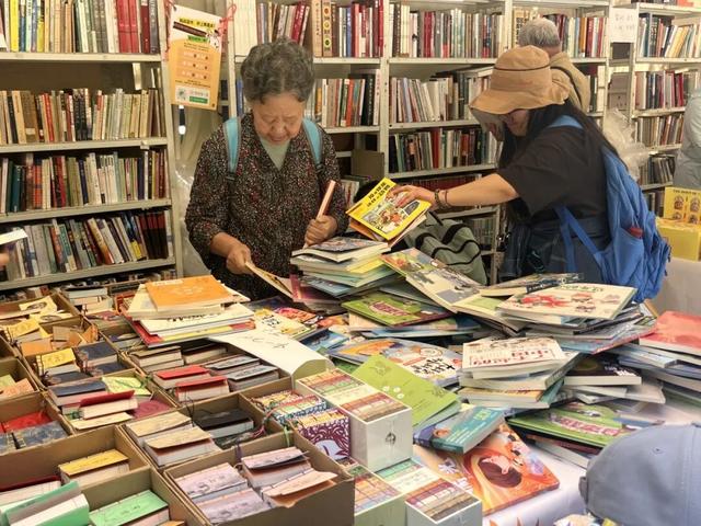 在地坛书市上，买书和买菜一样自然