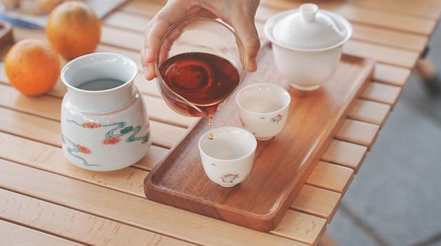 发现一个规律：月入1万以下的人拼命省钱，月入1-5万的人拼命加
