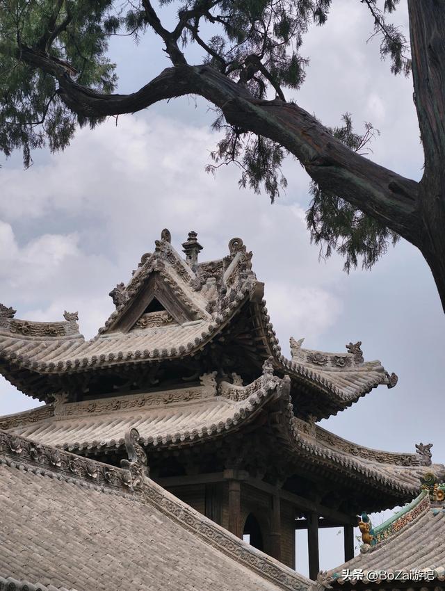 窄巷闯进城隍庙，古柏广场豁然开朗，压缩美学惊艳