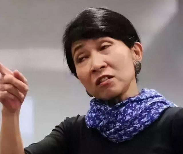 她支持港独，称中文是低等语言，终自食恶果，老公是境外反华势力