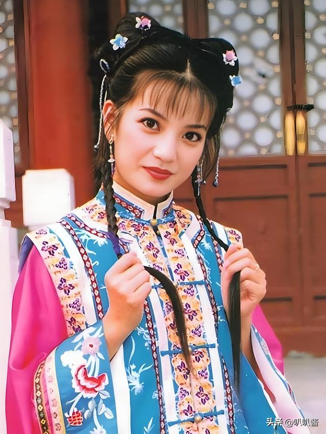 面相又变了！49岁赵薇广东吃饭，又老又瘦没架子，却再无回头路走