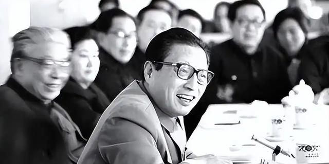 他是中央组织部原部长，69岁官至正国级，如今长子是全国政协委员