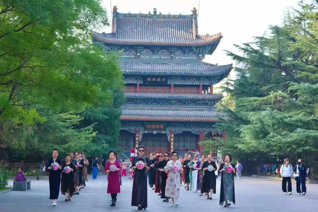 太原市民在迎泽公园里随着音乐节奏走着模特步