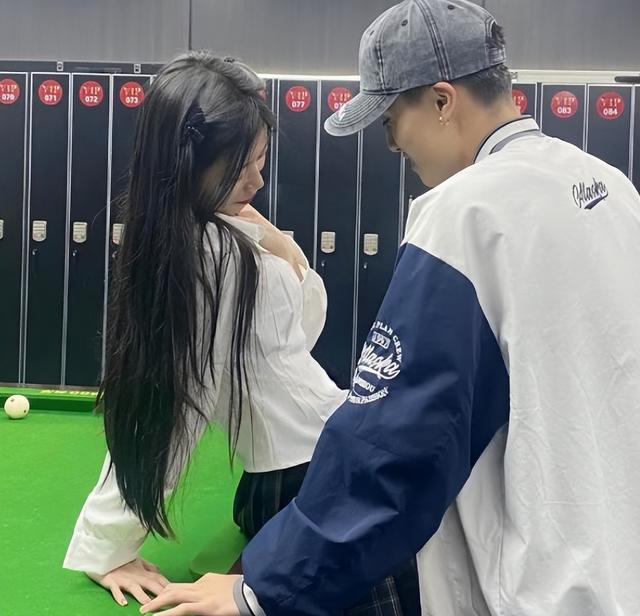 台球厅被曝涉黄，包间内藏玄机，美女陪练988包一杆进洞