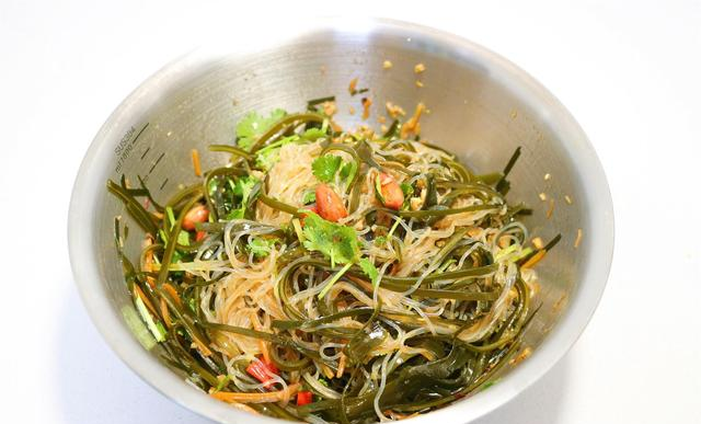 最简单的家常菜，一煮一拌就上桌，开胃解腻，实惠又好吃 第7张