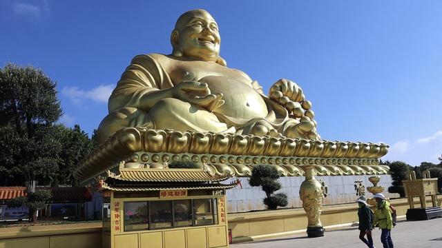 登上1999级台阶，触摸最大的弥勒佛像，百年古寺锦屏山