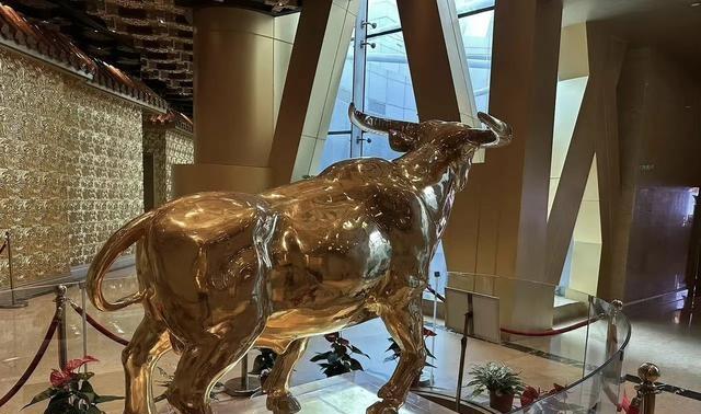 金价狂飙！华西村一吨金牛身价暴涨，这回真成传家宝了