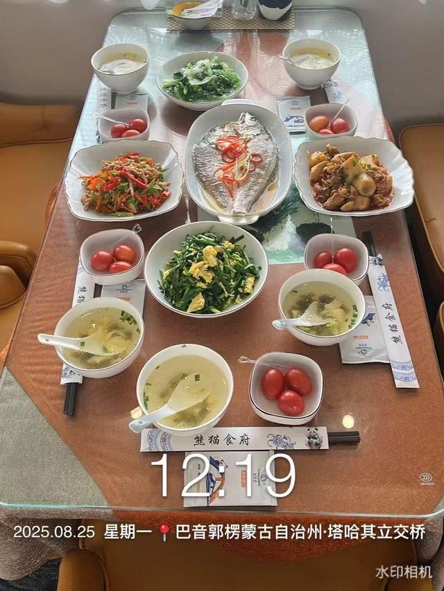 全家花96万坐熊猫专列，实际餐食与宣传不符？涉事旅行社称已回复游客，同行：宣传餐食系摆拍