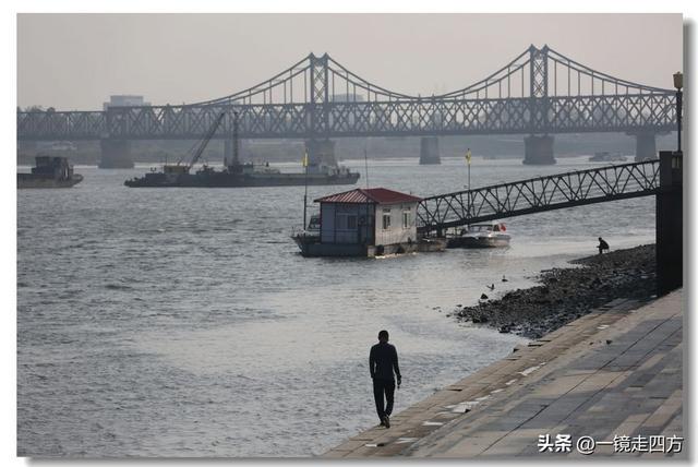 漫步丹东鸭绿江畔，可以隔江望见对岸的朝鲜