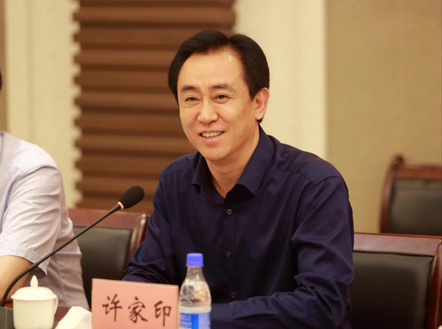 许家印有多张狂，从他的名片就看出他嚣张跋扈的本色