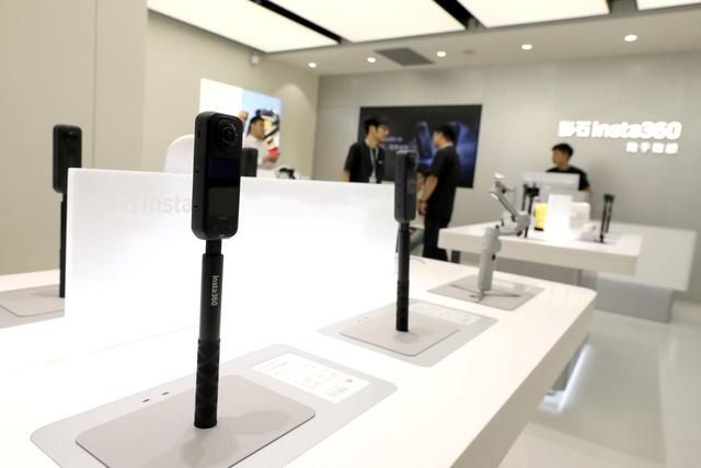 影石砸5亿造无人机，大疆直降900元，市场乱斗消费者成最大赢家？